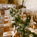 longue table avec couverts et assietes et decoration pour un mariage au Domaine de La Leotardie