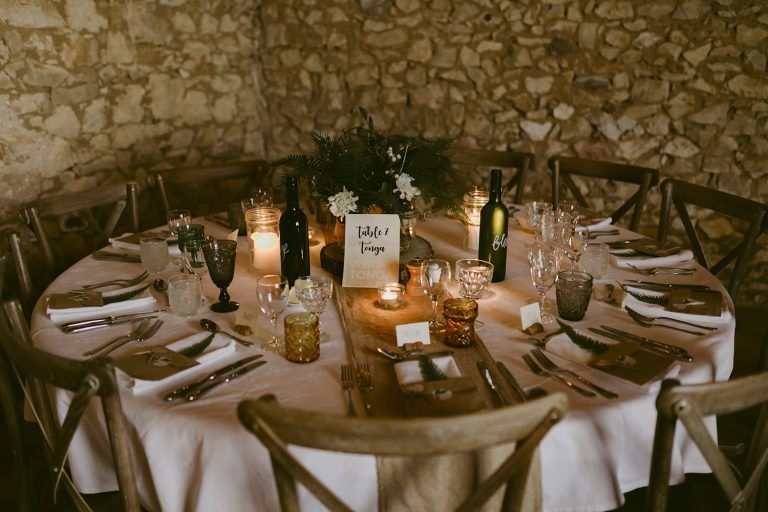 table ronde avec chaises mise mise pour un mariage au Domaine de la Leotardie Dordogne France