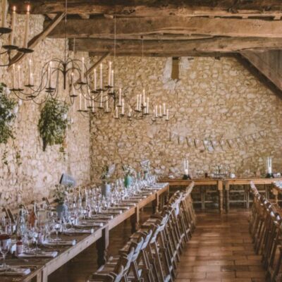 Le Chai salle de reception de mariage avec deux longues tables et des chandeliers