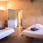 bedroom with 3 single beds