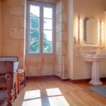 Sink in the corner of a room on the 1st floor - La Leotardie