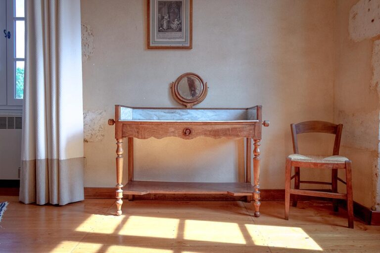 meuble antique au Domaine de la Leotardie