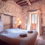 double room in the studio of La Léotardie with a double bed and a window door