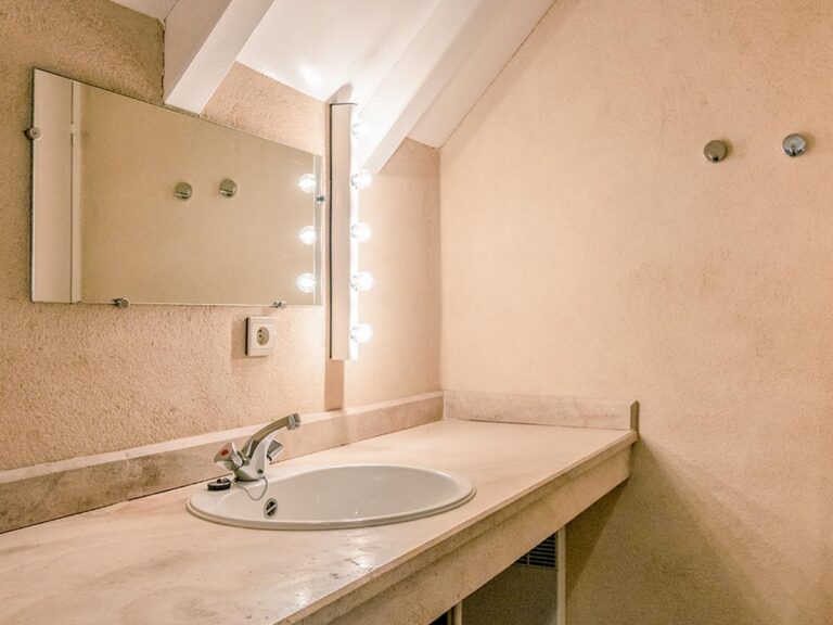 évier de salle de bain avec miroir au Vignal La Leotardie