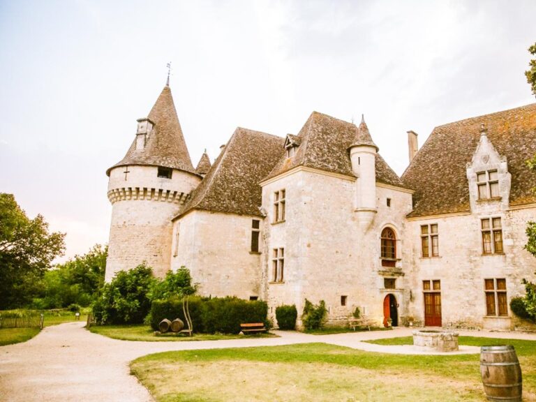 vue extérieure du chateau de Bridoire Dordogne France