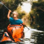 femme dans un kayak en Dordogne France