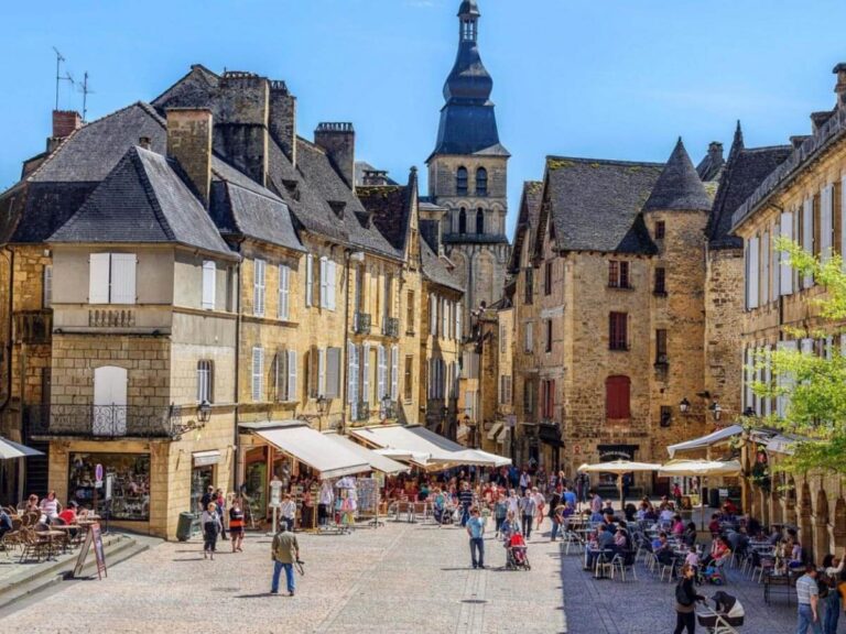 vue d'une place avec des terrasse à Sarlat en Dordogne